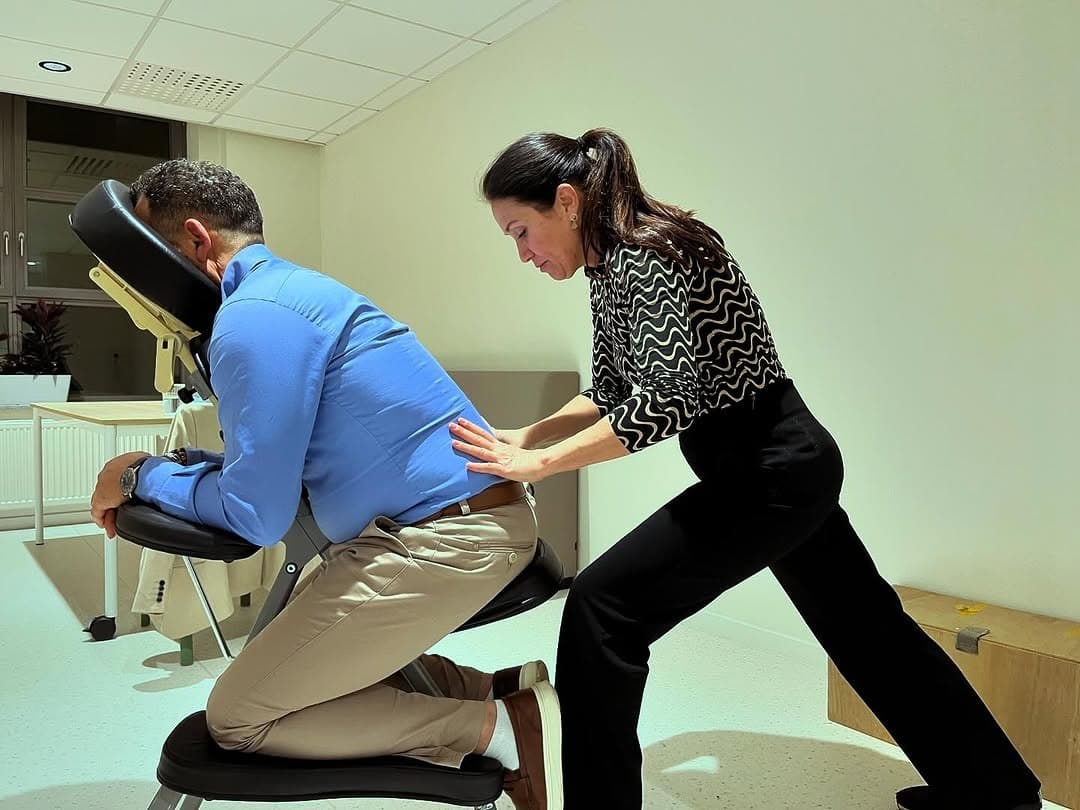 Charlot geeft een stoelmassage op kantoor